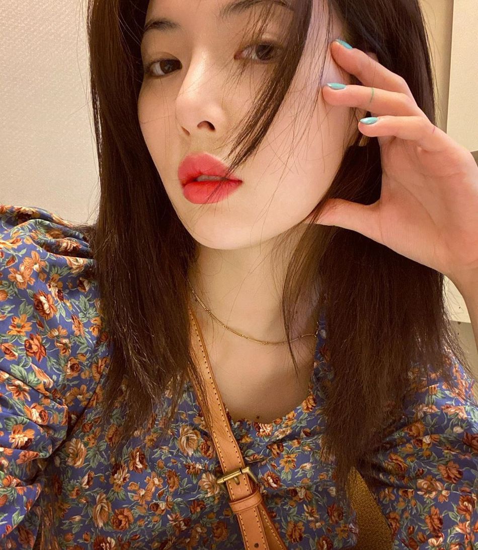 组图:泫雅穿碎花衬衫晒自拍 发丝凌乱眼神迷离慵懒_高清图集_新浪网