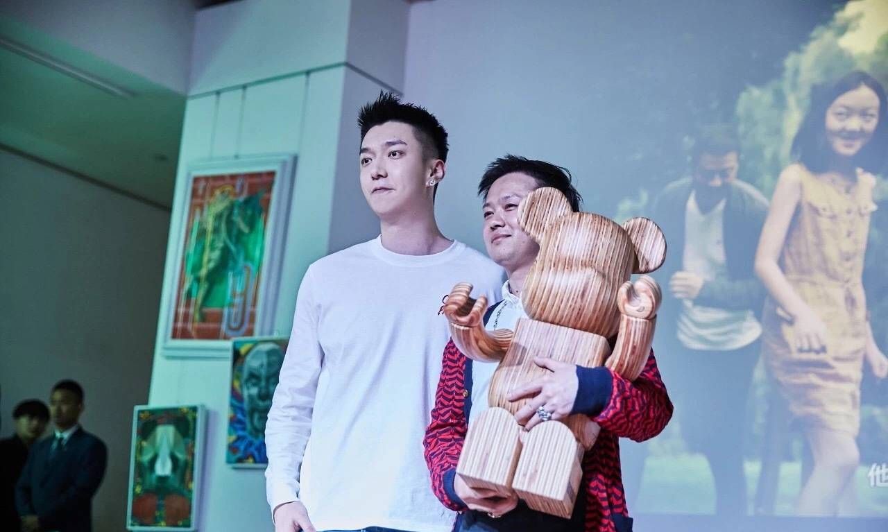 超级富二代秦奋现身北京会面好友andy支持纹身文化