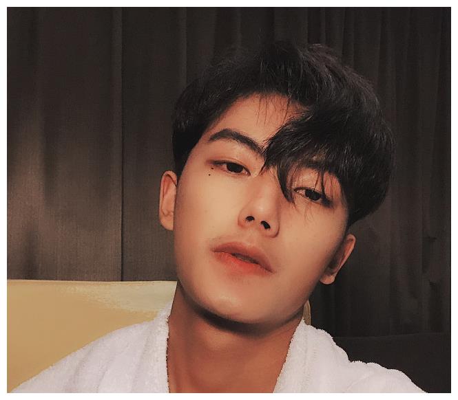 快手网红付守东,微博发出两枚戒指,网友:又想蹭杨清柠热度?__财经头条