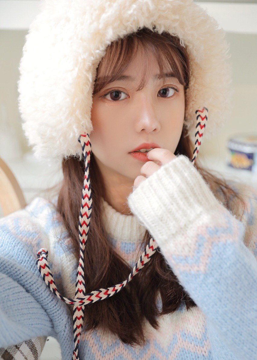 女神也有可爱的一面,随意搭配的毛衣,都像天上的仙女儿