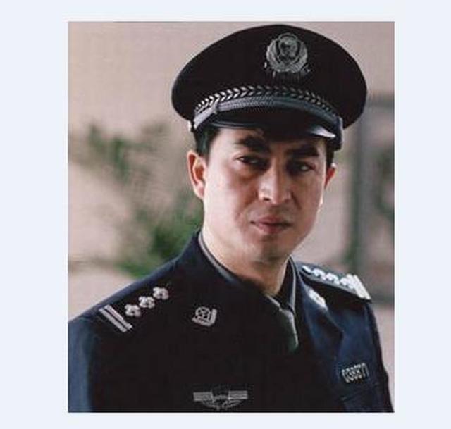 这部反腐剧,原因有以下几点:《使命》由彼时还没怎么成名的张嘉译主演