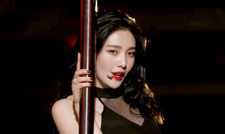 《歌谣大祝祭》舞台上的朴秀荣太迷人了!眼神魅惑 舞姿动人!