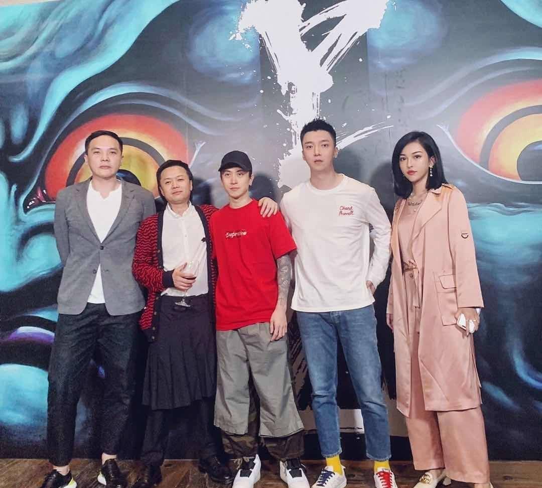 超级富二代秦奋现身北京会面好友andy支持纹身文化