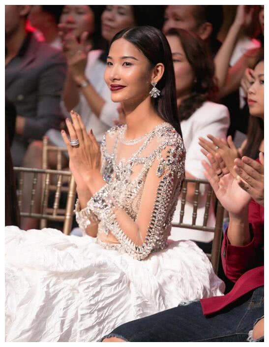 农村女孩卖小吃读完中学,为了大学学费参加选美夺冠开启逆袭人生休闲区蓝鸢梦想 - Www.slyday.coM 农村女孩卖小吃读完中学,为了大学学费参加选美夺冠开启逆袭人生休闲区蓝鸢梦想 - Www.slyday.coM