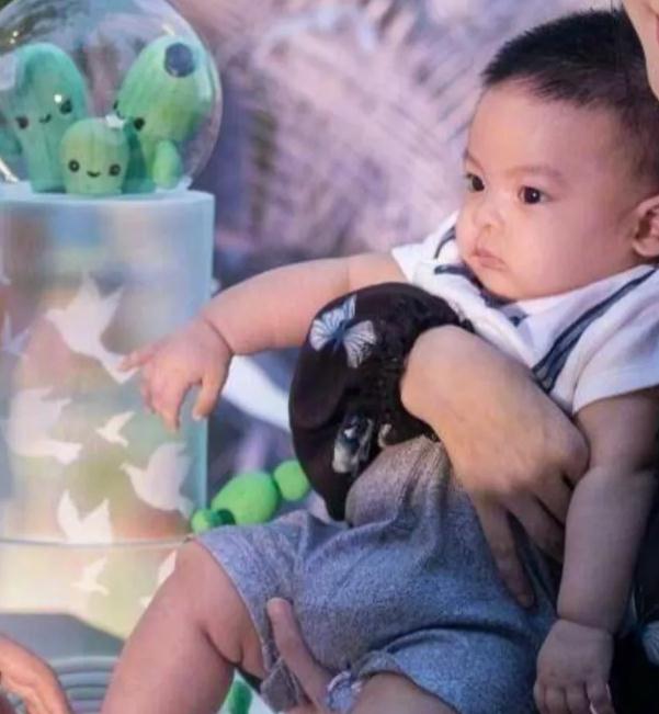 尔康娶了小燕子李晟和李佳航晒儿子正面大眼基因让人羡慕