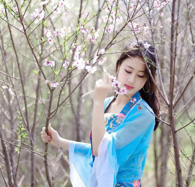 在那桃花树下的古韵装美艳女子|古装|姑娘|桃花树_新浪新闻