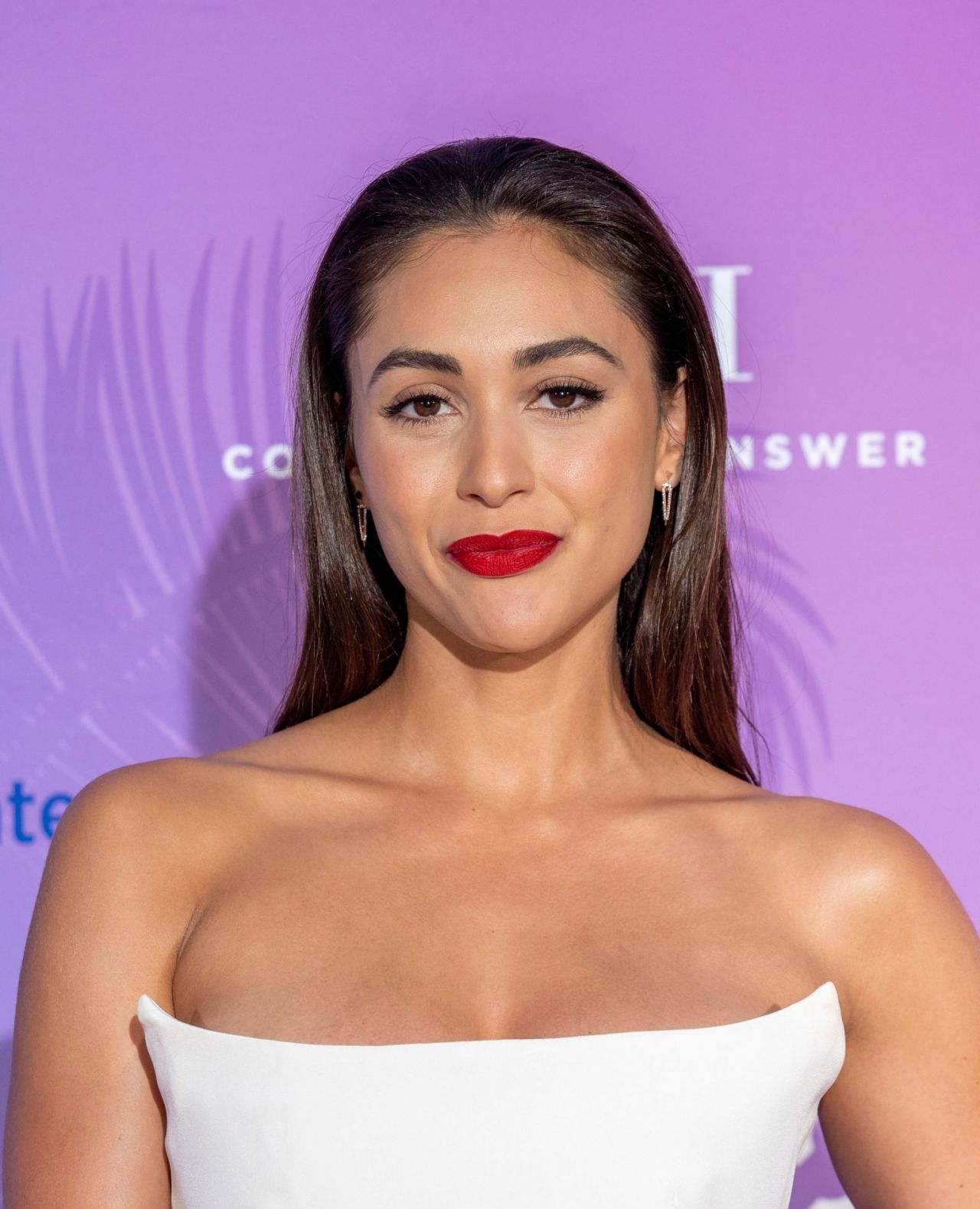 女星林赛·摩根白色长裙参加2019年度mtv电影电视大奖_高清图集_新浪