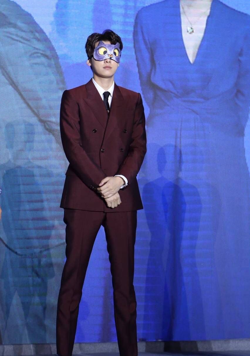 李易峰居然凭腿上了热搜,这双腿也太优越了,网友:这腿c位出道