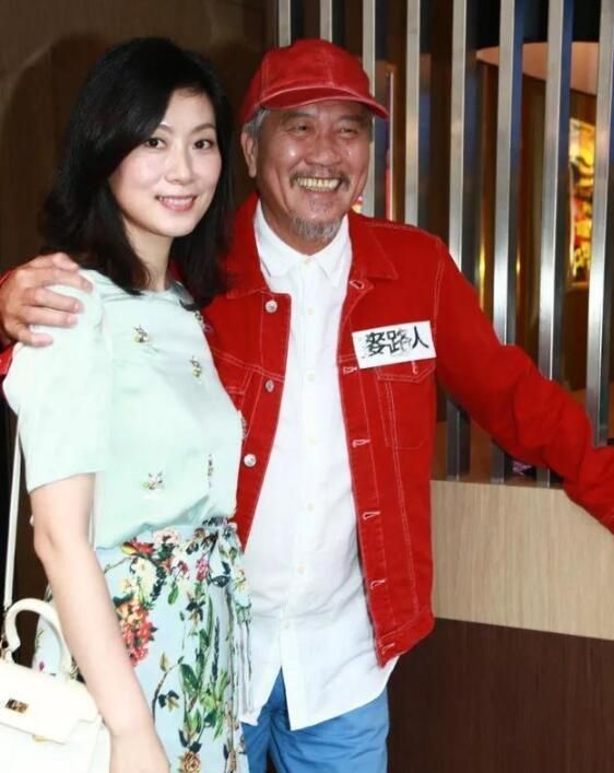 近日,万梓良再次出山拍戏,他的妻子郭明黎到剧组来探班,万梓良看到