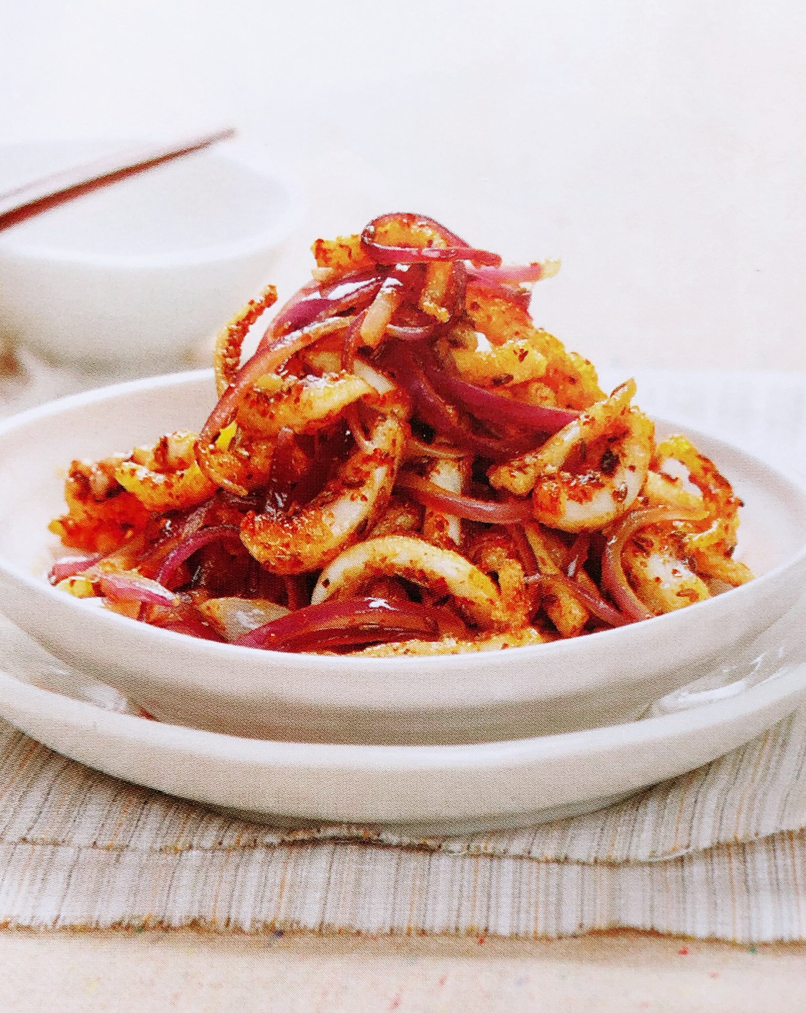 鱿鱼与洋葱搭配食用,具有预防老年病的作用,但胆固醇高者应慎食