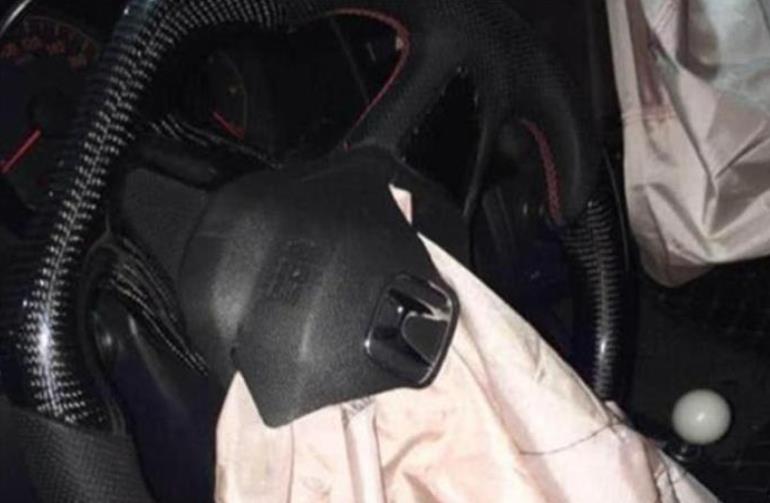 本田飞度发生车祸安全气囊炸开车主脸上让人哭笑不得