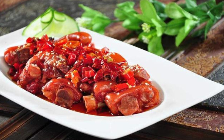 香辣猪蹄味道香辣可口,肥而不腻,入味开胃,口感弹牙,美容养颜