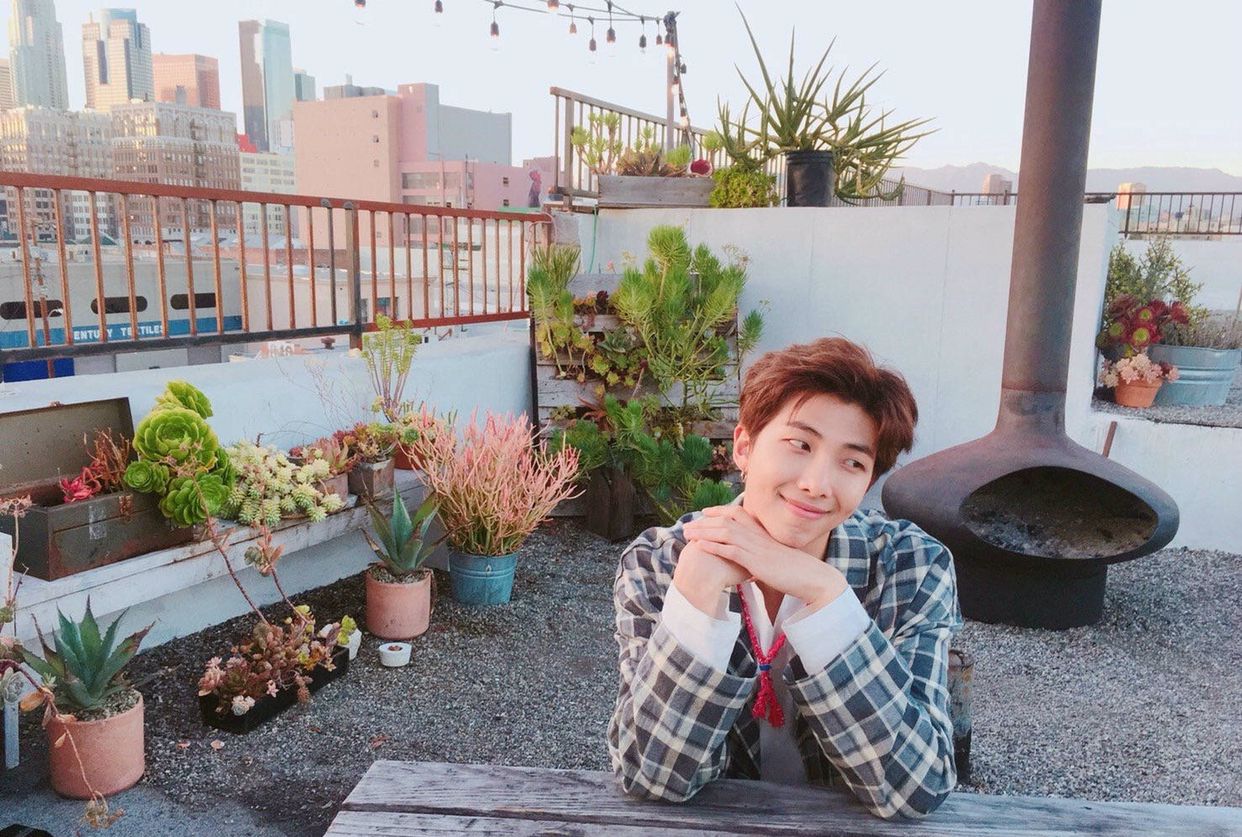 防弹少年团:队长金南俊的甜美酒窝,是我们有酒窝的脑性男熊熊了