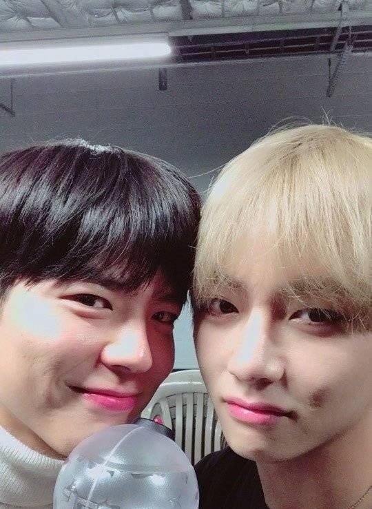 朴宝剑晒金泰亨比心照为其庆生 有爱互动展深厚友谊