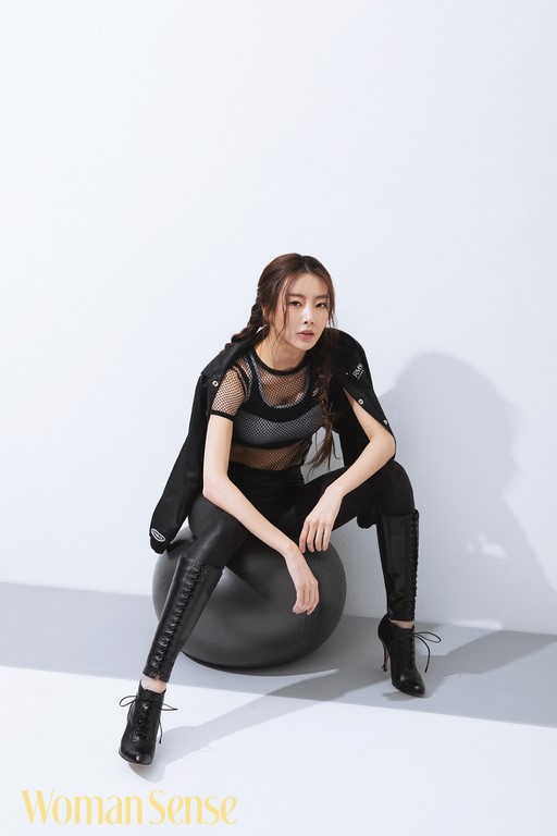 韩国女歌手朴秀彬最近拍摄一组时装照,展示了其成功