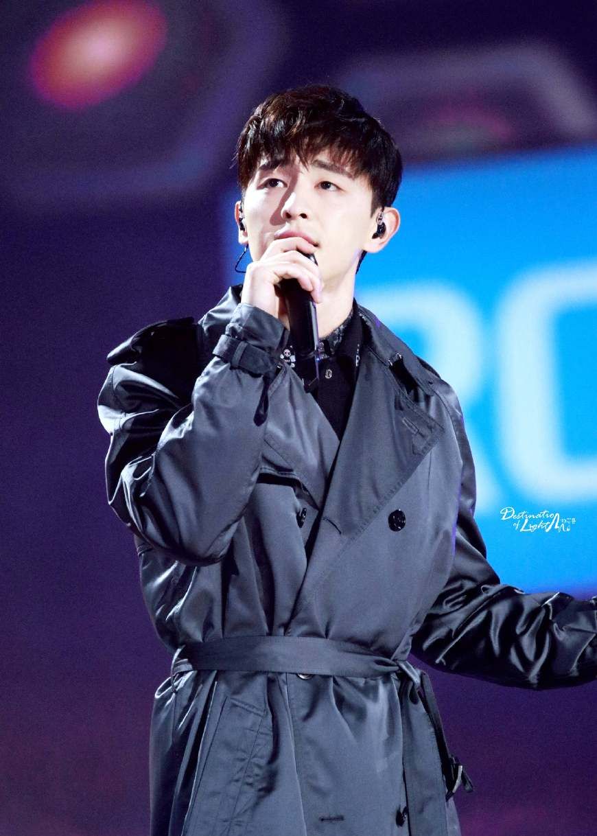 邓伦亮相东方卫视2019年跨年演唱会穿风衣帅气十足