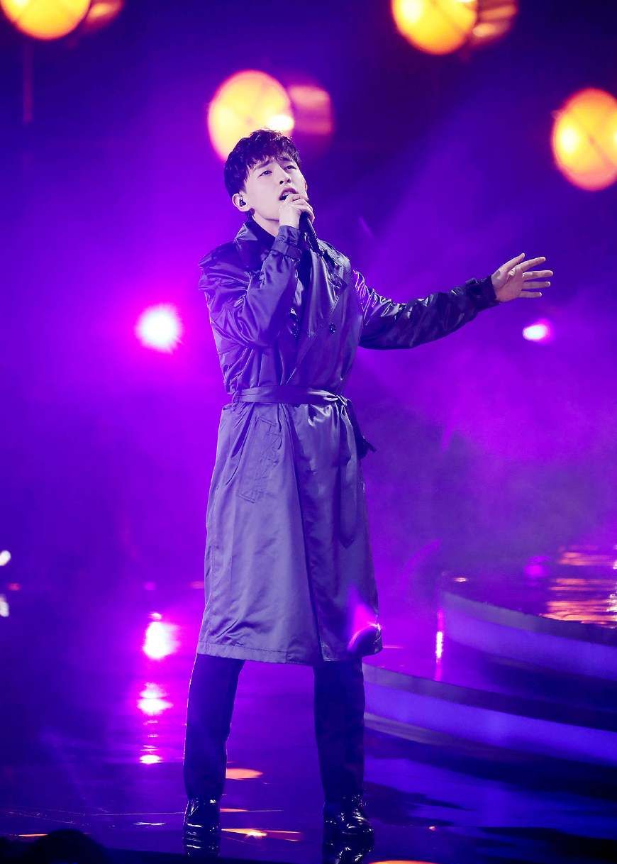 邓伦亮相东方卫视2019年跨年演唱会穿风衣帅气十足