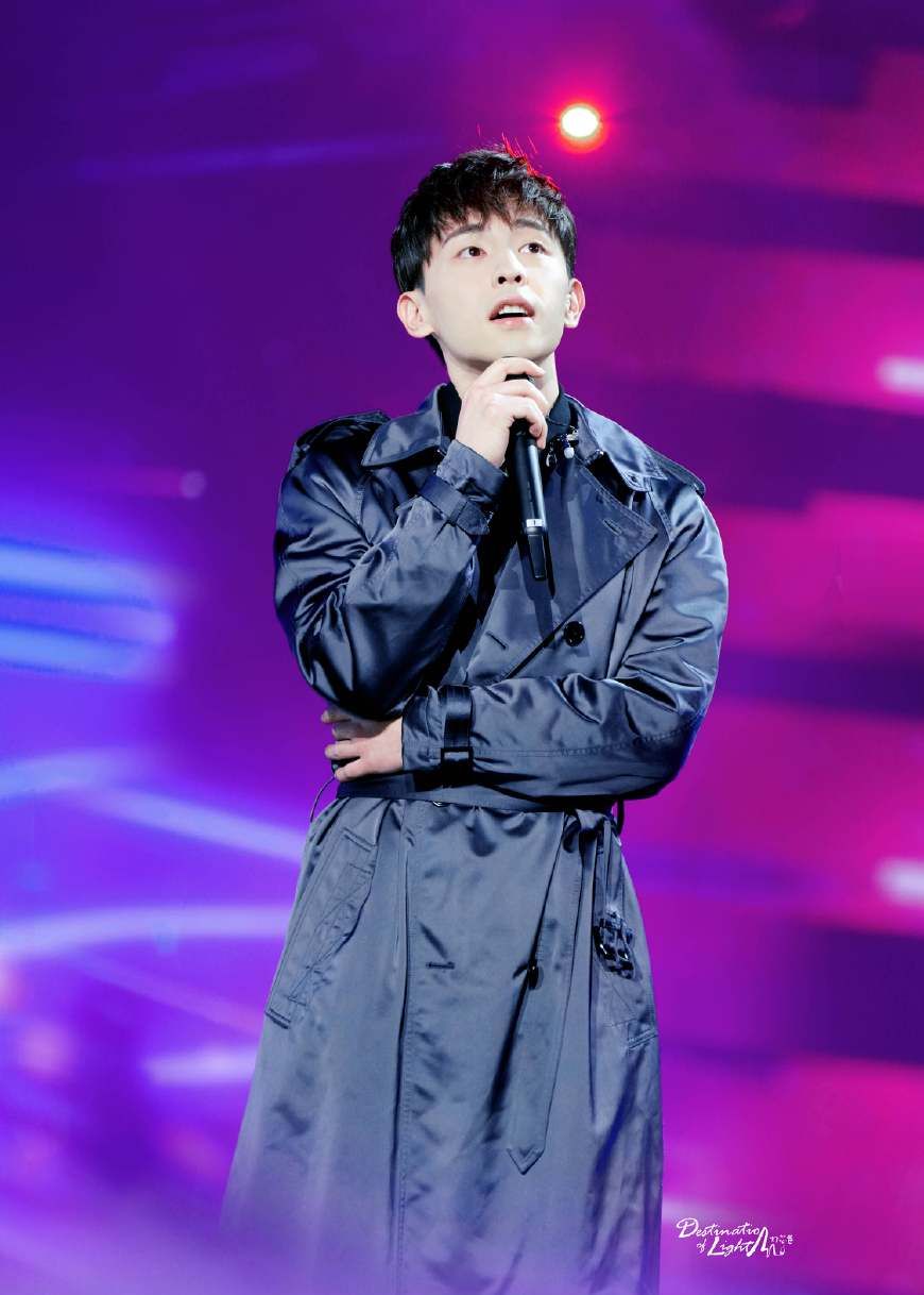 邓伦亮相东方卫视2019年跨年演唱会穿风衣帅气十足