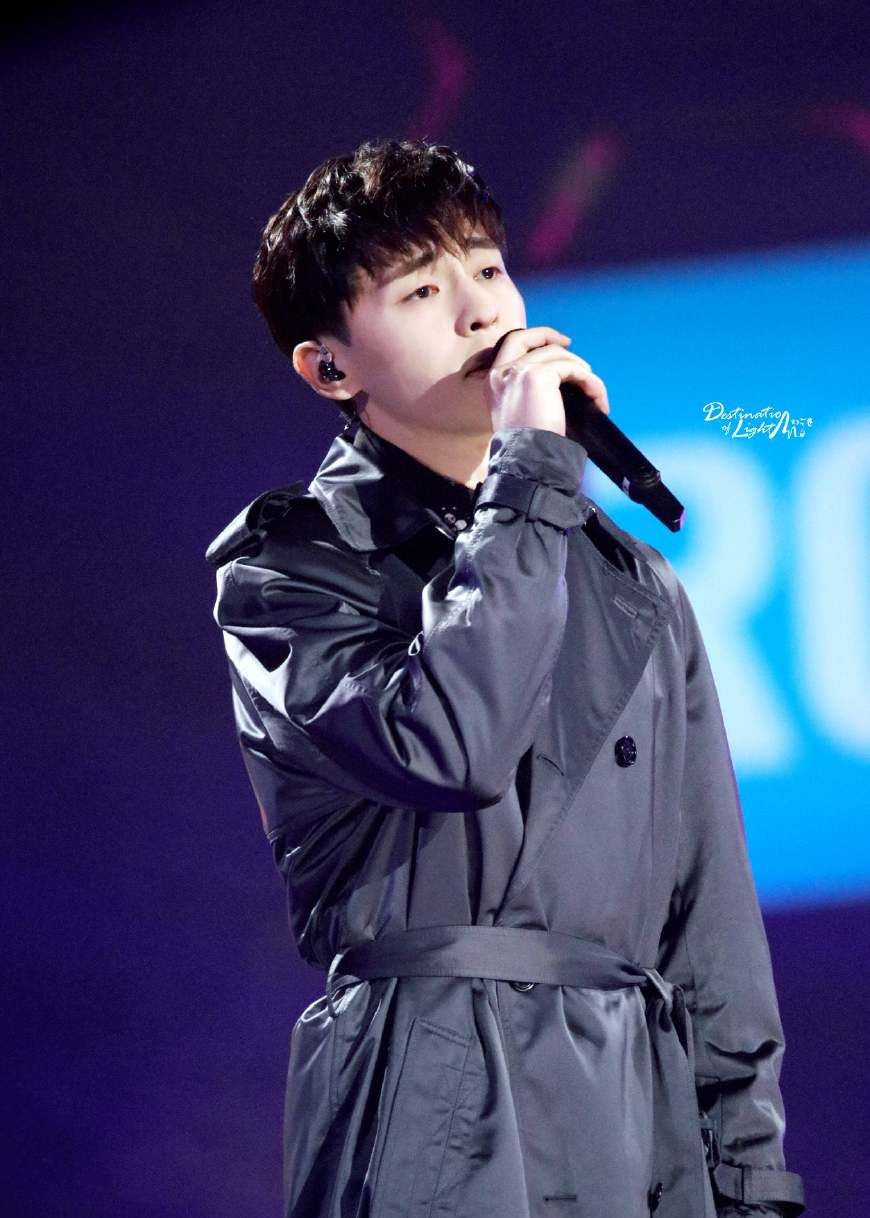 邓伦亮相东方卫视2019年跨年演唱会穿风衣帅气十足