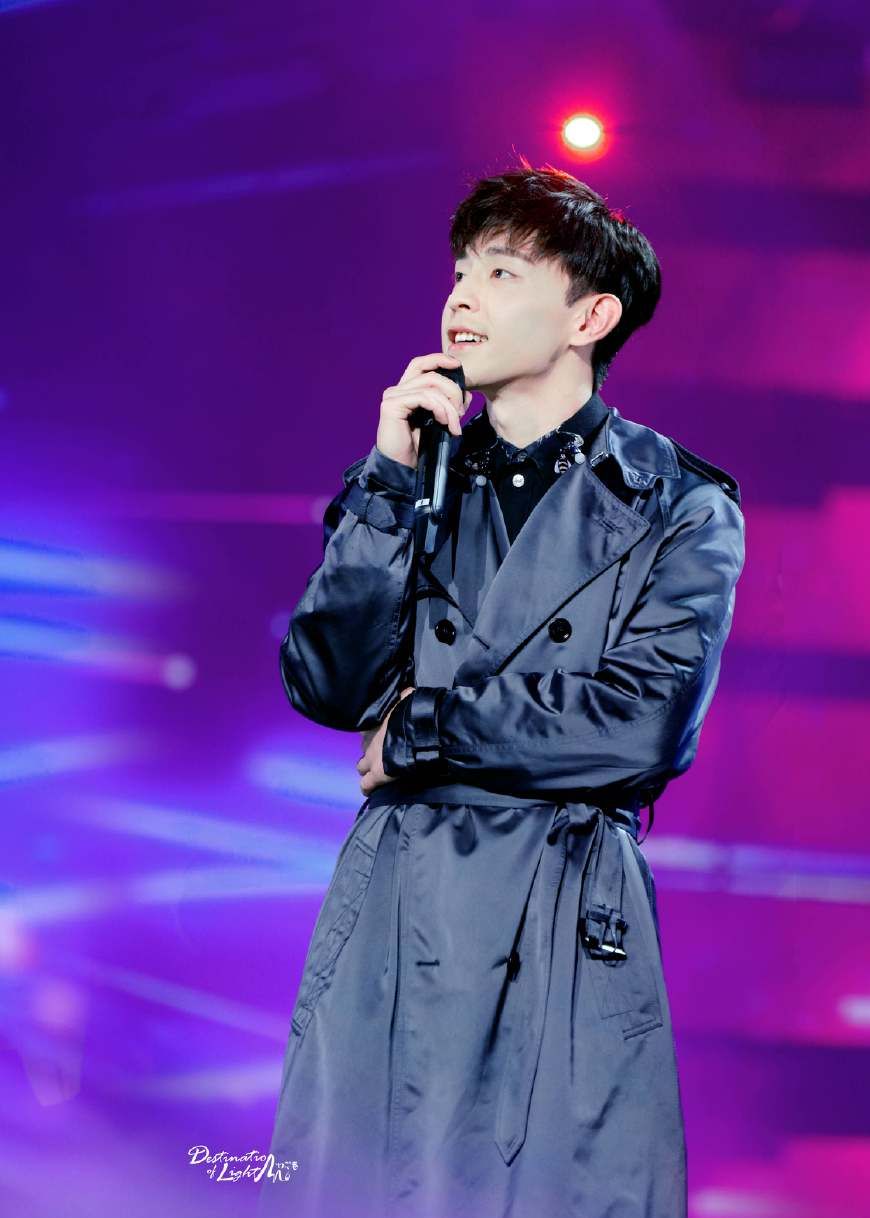 邓伦亮相东方卫视2019年跨年演唱会穿风衣帅气十足