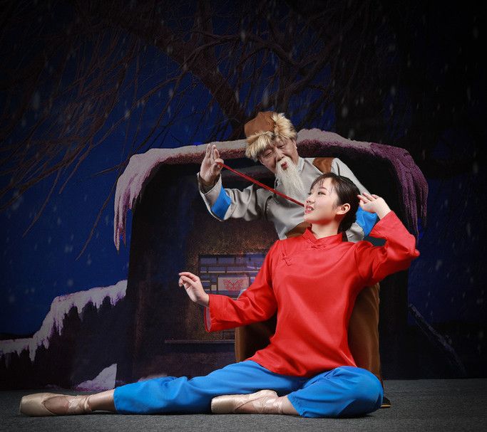 现代芭蕾舞蹈剧白毛女讲述杨白劳的凄惨故事向经典致敬