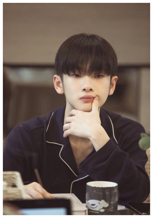 周震南着灰蓝色睡衣随性放松 做饭撸猫居家闲适