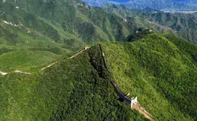 耷拉邊意指這段長城的走向自高而低,就像耷拉在山脊之上.