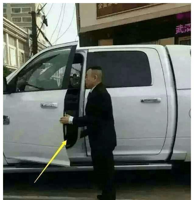 潘长江开道奇公羊豪车上路,路人纷纷笑道:还以为是无人驾驶呢