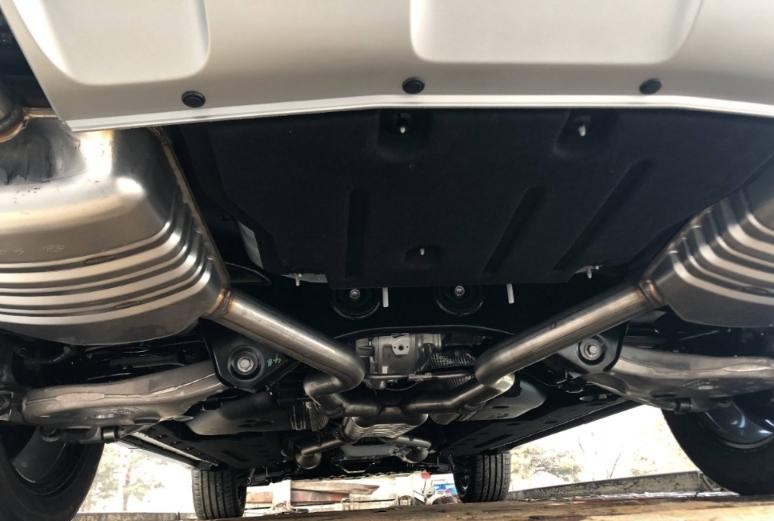 红旗hs7到店卸车,底盘悬挂很规整,还配铝合金下摆臂,会火吗?-新浪汽车