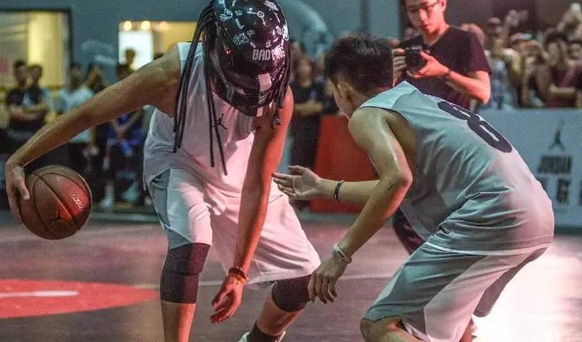 黑人街球高手背打头盔哥原地顶了3秒头盔哥一步未动