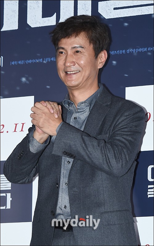安内相等韩国艺人出席新片《我杀了妻子》试映