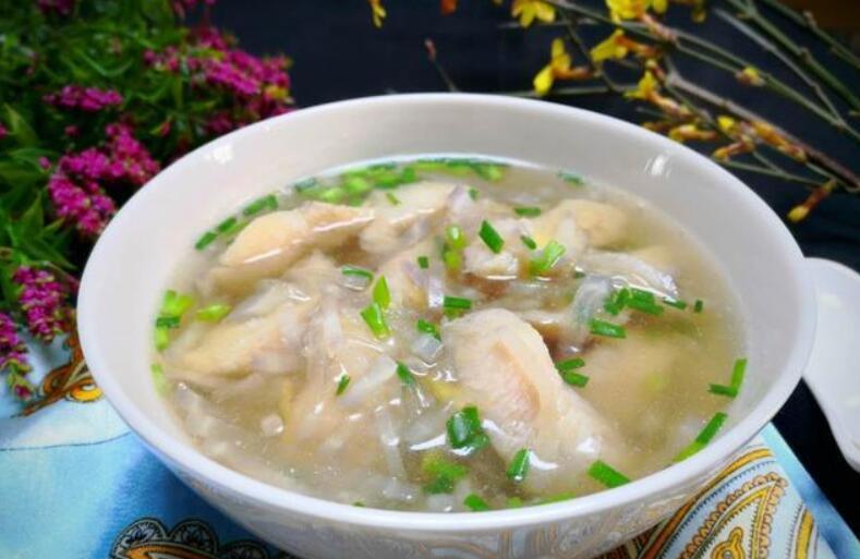 萝卜和鱼块一起做汤,喝起来既滋补又鲜美,家里人都喜欢