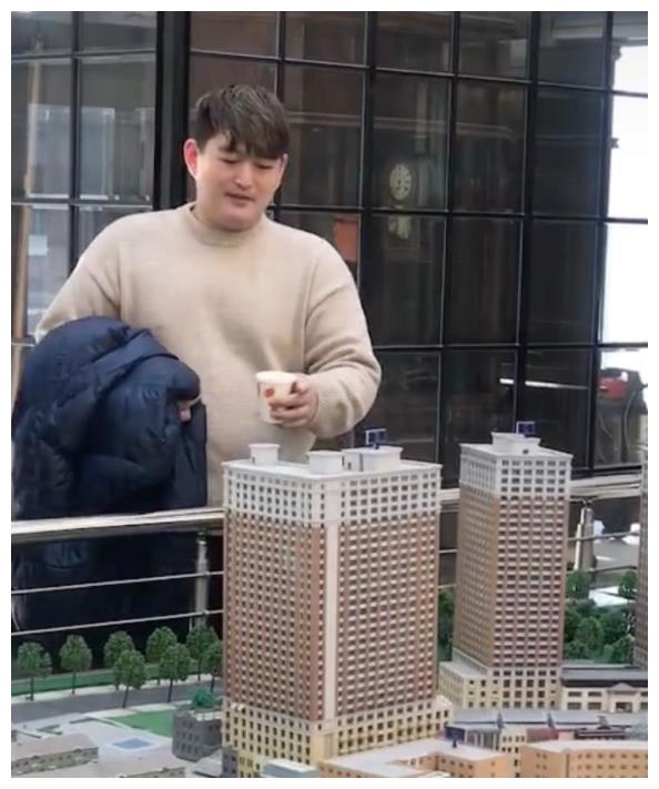 赵本山儿子赵一楠近照曝光,边喝水边看房,面部圆润尽显富态