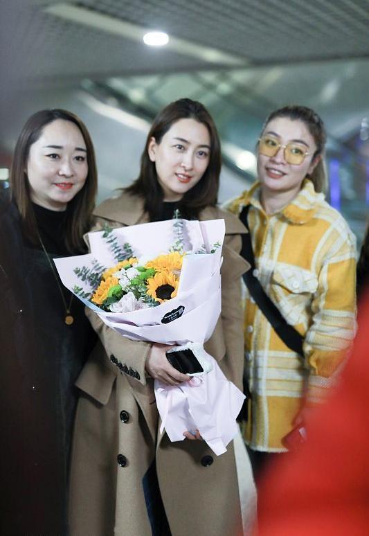 马苏素颜也这么减龄, 笑魇如花与粉丝合影, 亲和力十足又保暖有型