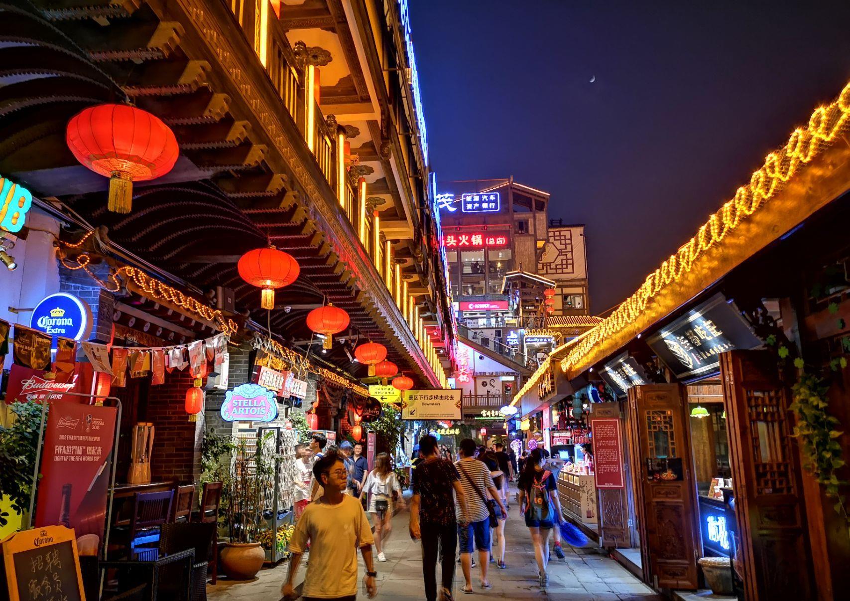 重庆网红景点的鼻祖,中国版千与千寻洪崖洞,一到夜晚光芒四射 【蜗牛扑克】重庆网红景点的鼻祖,中国版千与千寻洪崖洞,一到夜晚光芒四射