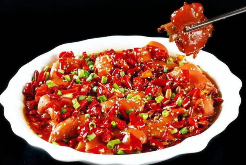 香辣猪蹄味道香辣可口,肥而不腻,入味开胃,口感弹牙,美容养颜