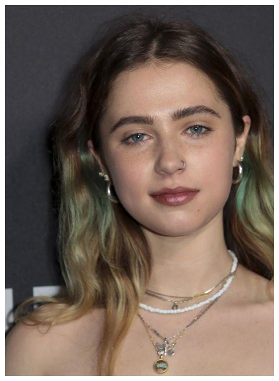 歌手clairo亮相红毯,身穿灰色裙秀美香肩,甜笑可爱靓丽迷人