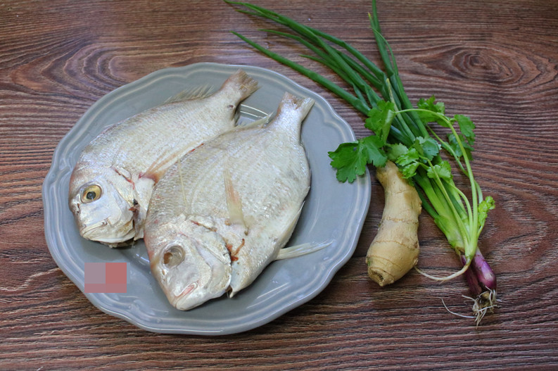 小葱和香菜分别洗净,切段,生姜去皮切丝待用;将立鱼洗净,刷净鱼腹