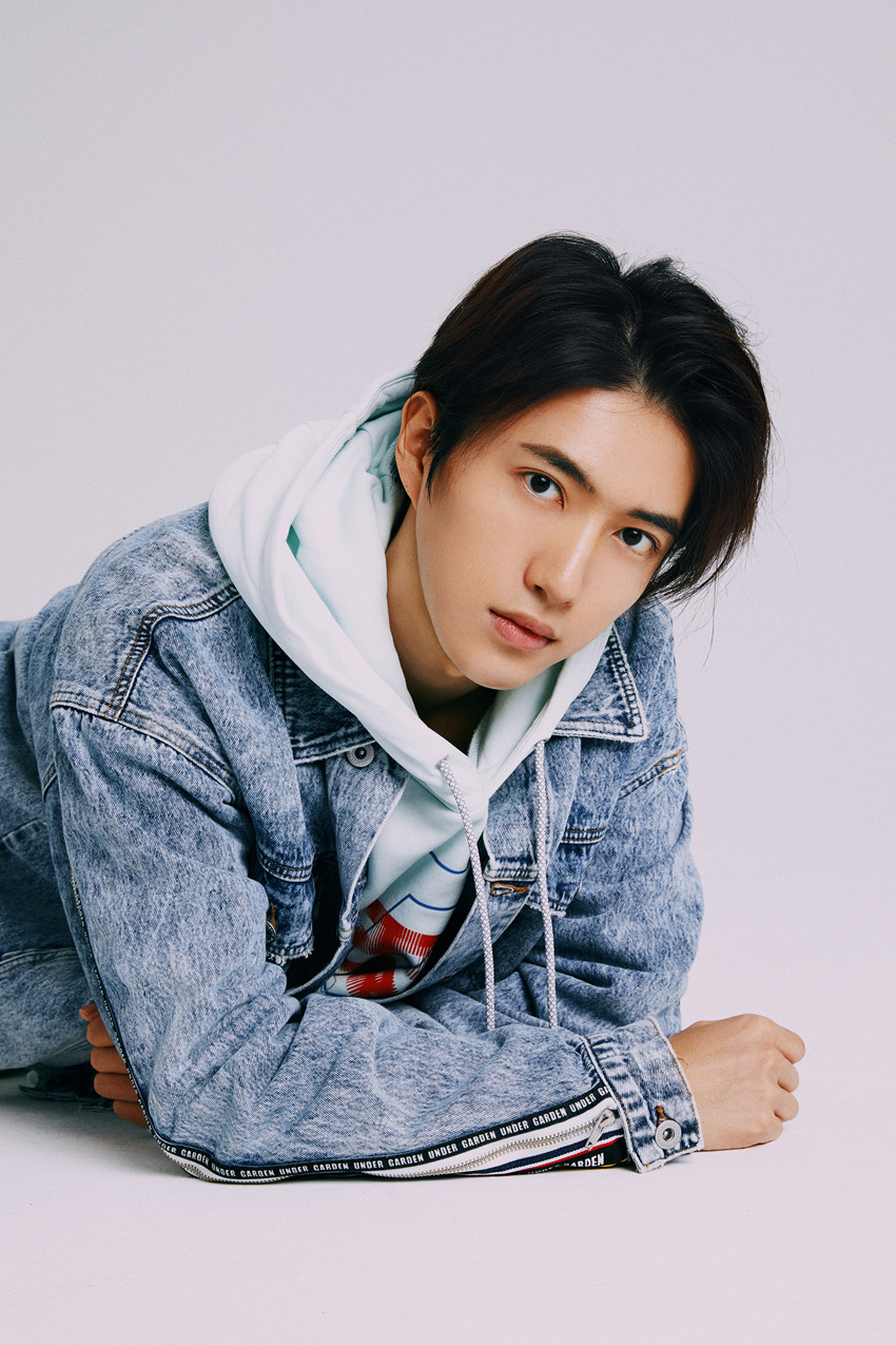 张博涵暖秋写真少年感十足 眼神清澈暖人心尖_高清图集_新浪网