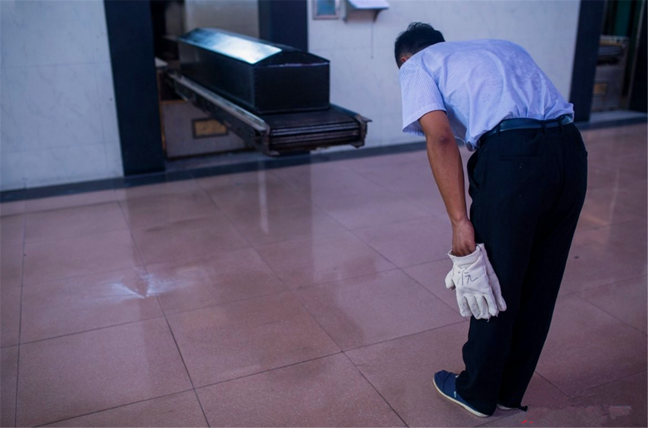 直击送走人生最后一程的特殊职业——火化师|刘思源|遗体|火化炉_新浪