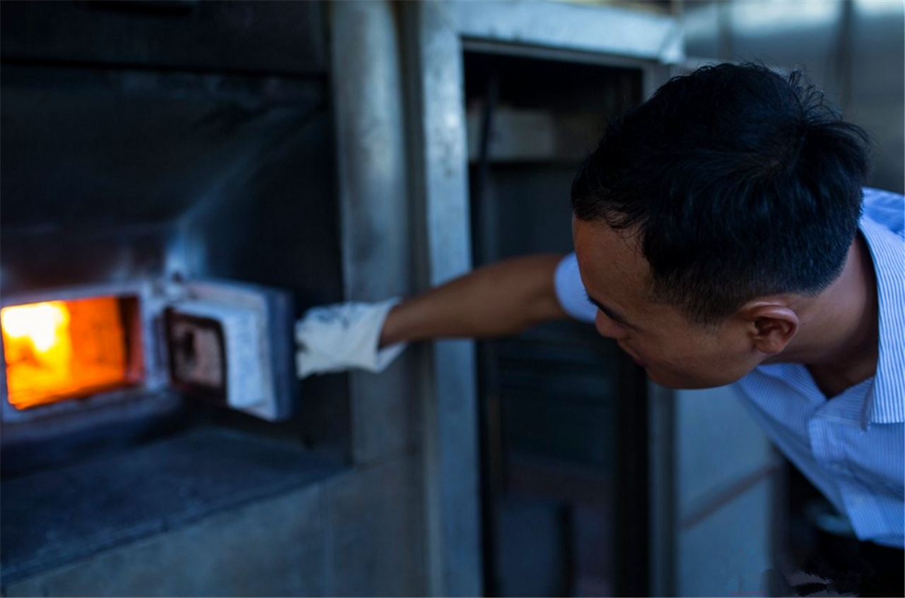 直击送走人生最后一程的特殊职业火化师