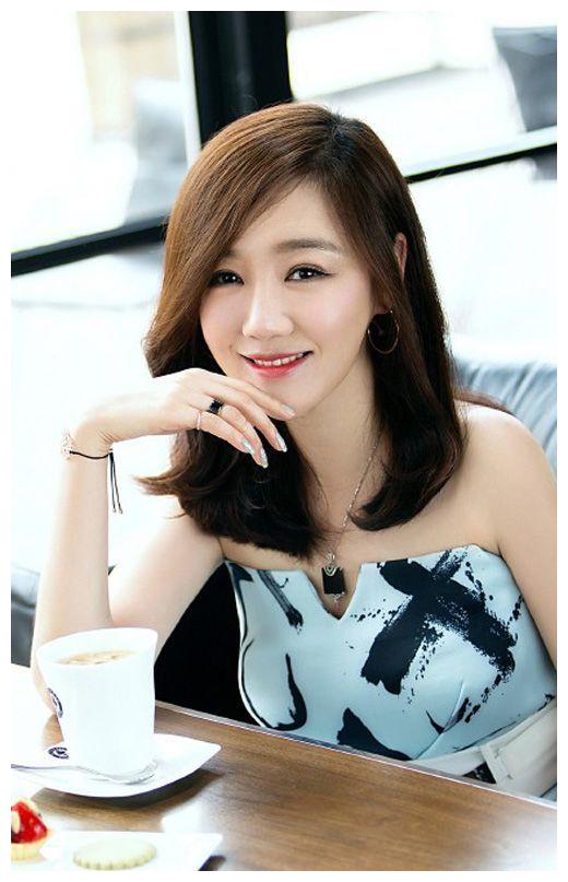 曾和胡歌同居2年,被胡妈赶走后皈依佛门,今41岁少女感十足|薛佳凝