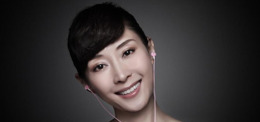 曾经红极一时,如今却销声匿迹,火遍荧幕的主持人李霞近照