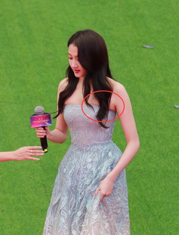 关晓彤穿抹胸裙走红毯,当风将头发吹起,场面有点"尬"