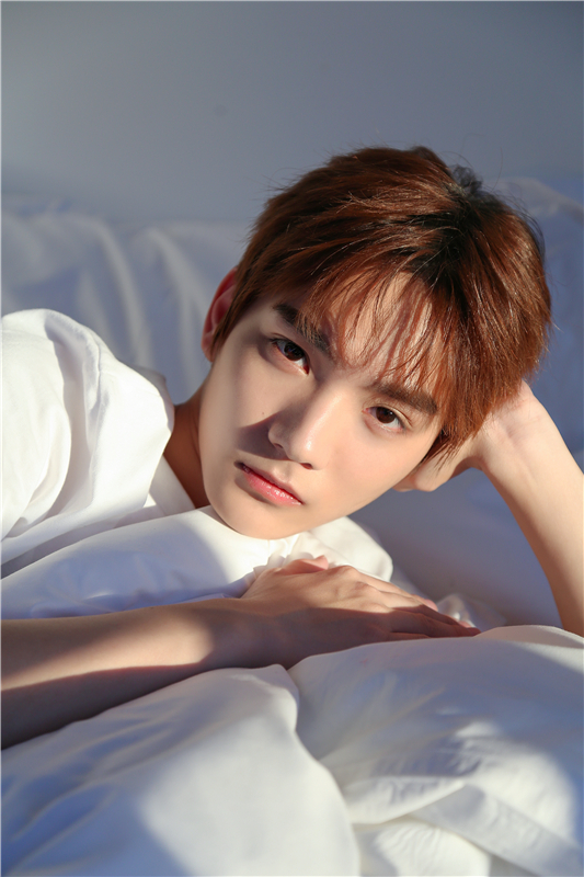 祁宋家居风写真曝光阳光少年演绎双重魅力