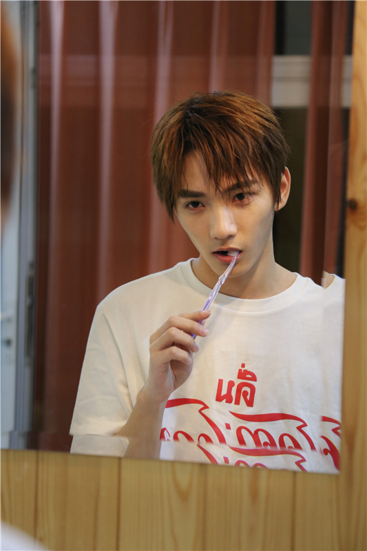 祁宋家居风写真曝光阳光少年演绎双重魅力