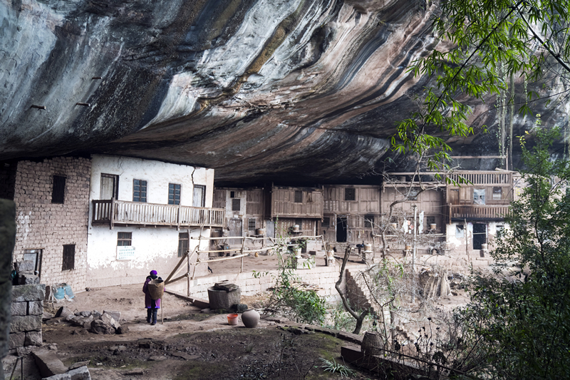深山洞穴里的家，广西昭平回应老人多年居住背后的民生与温情