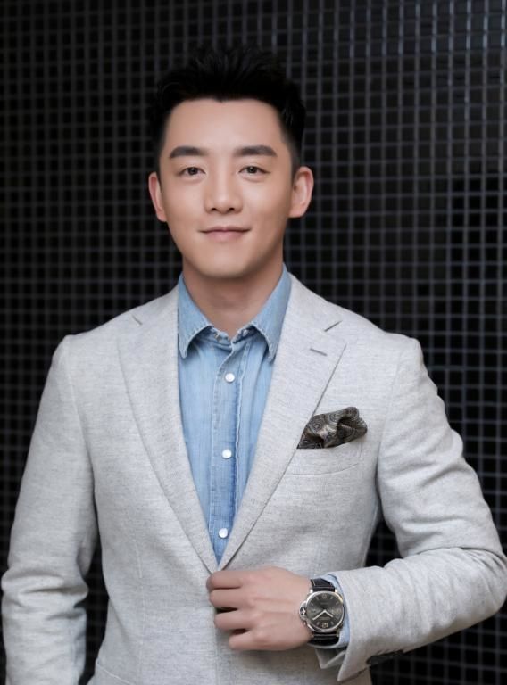 郑恺厉害了牛仔衬衫外面套件西装穿出高级感孔雀汗巾抢镜