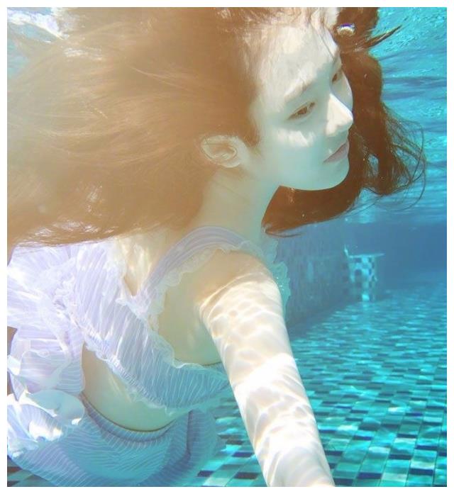张慧雯夏日美照 白裙清纯 水中嬉戏清新怡人|张慧雯|白裙|游泳池_新浪