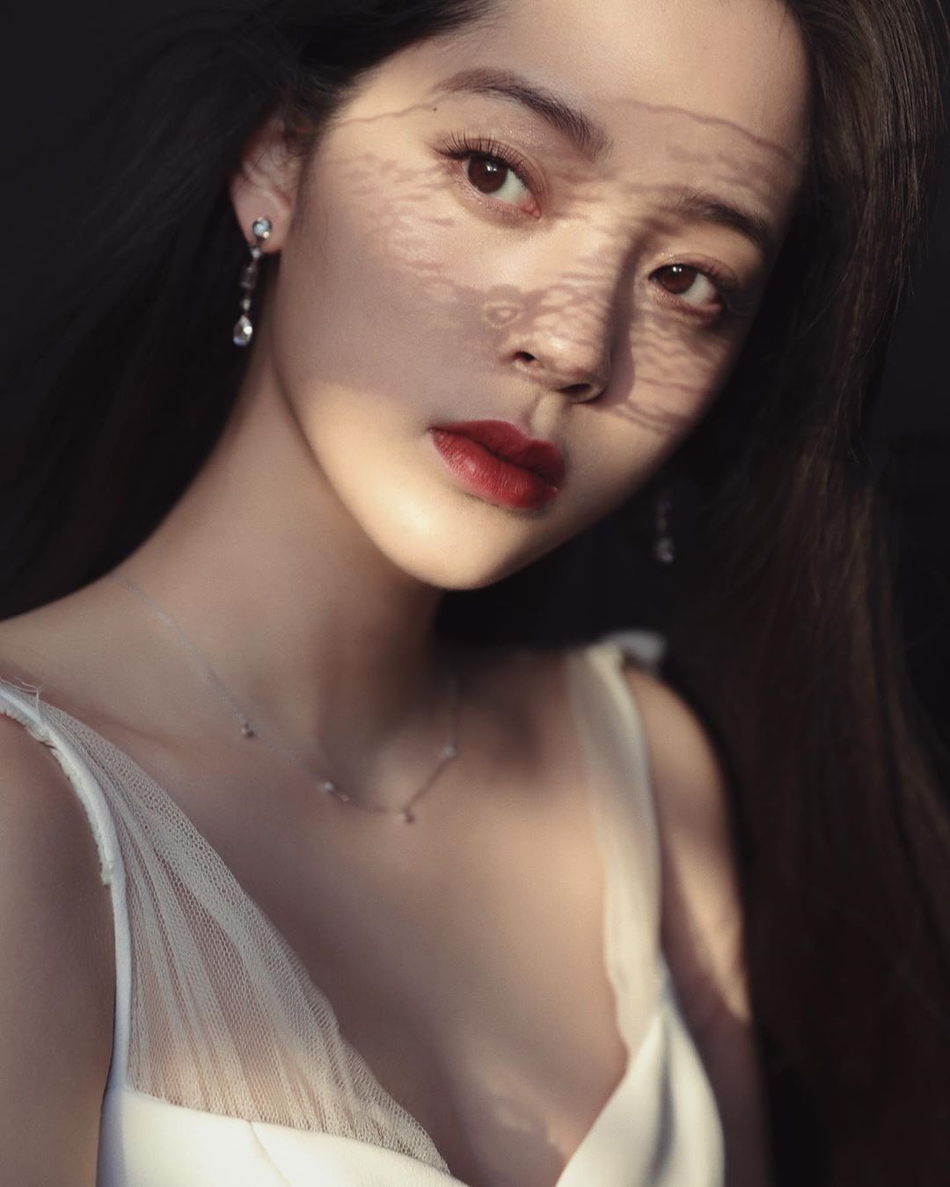 欧阳娜娜露背鱼尾长裙大秀香肩红唇妆容优雅妩媚写真